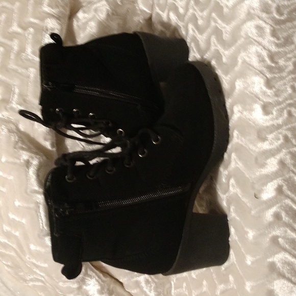 Shoe's - Picture 4 of 4